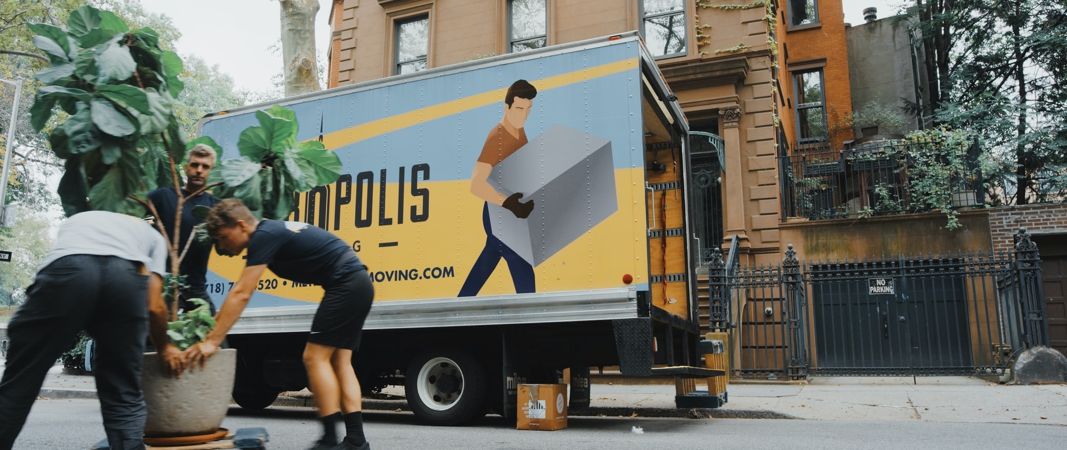 Une entreprise de déménagement dans la rue avec un camion.